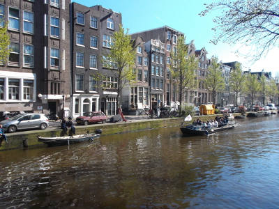 Farbfoto von einer Gracht in Amsterdam im April des Jahres 2016. Fotograf: R.I.