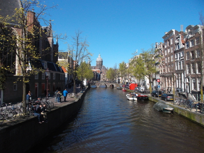 Farbfoto von einer Gracht in Amsterdam im April des Jahres 2016. Fotograf: R.I.