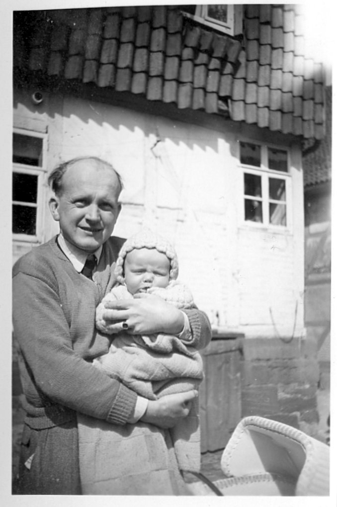 Schwarz-Weiß-Foto: In dem Dorf Angerstein im Jahre 1954.