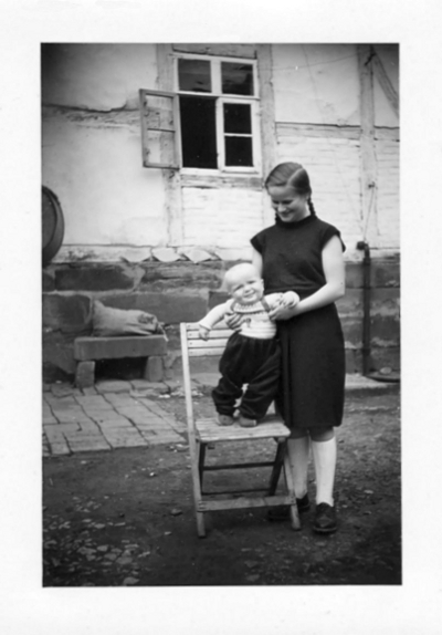 Schwarz-Weiß-Foto: Von rechts nach links: Mein Kindermädchen Lilo und ich in Angerstein im Jahre 1954.
