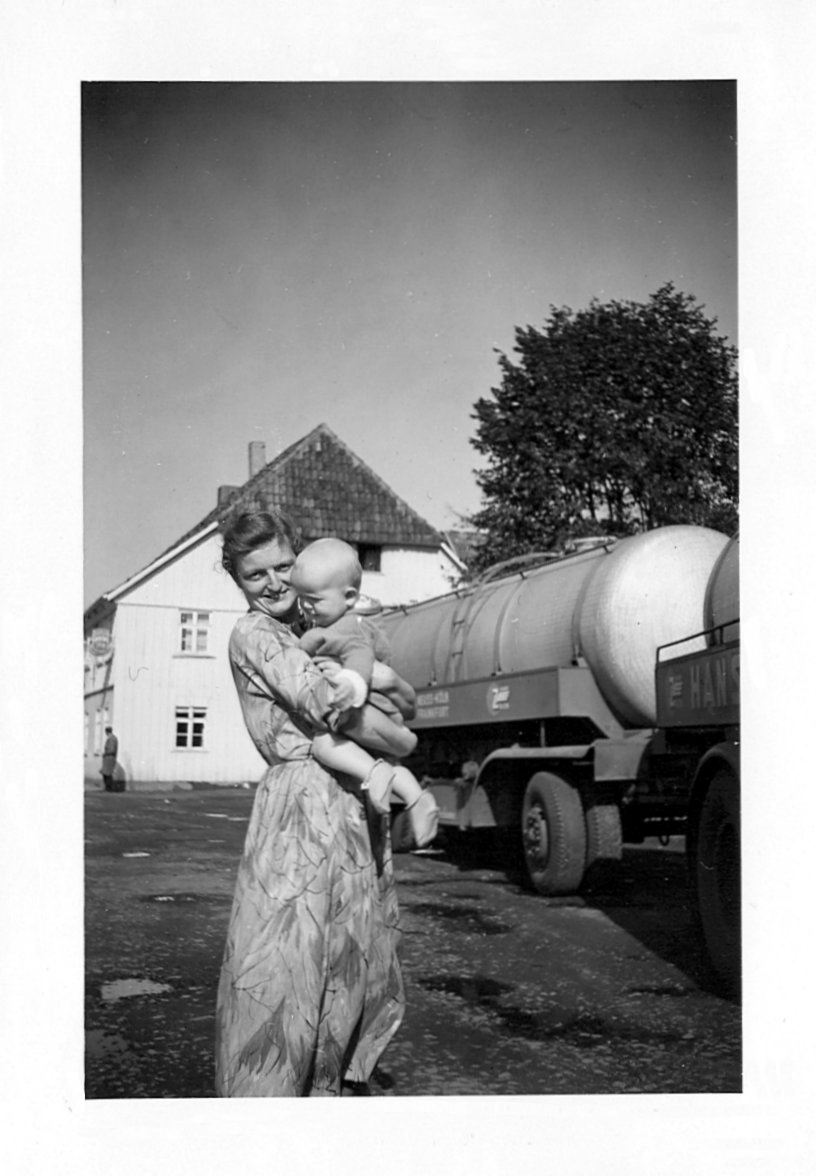 Schwarz-Weiß-Foto: Vor dem Gasthaus der Plattkrug in dem Dorf Angerstein im Jahre 1954.