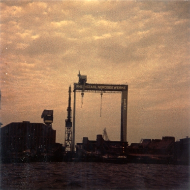 Photo von der Werft RHEINSTAHL NORDSEE WERKE in Emden an einem Abend im Jahr 1967