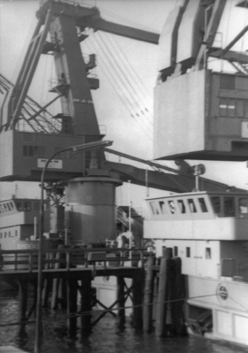 Foto von MAN-Kränen im Emder Hafen aus dem Jahr 1967