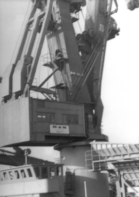 Foto von einem MAN-Kran im Emder Hafen aus dem Jahr 1967