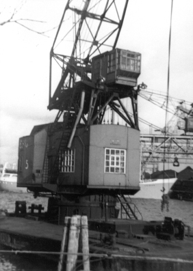 Foto von Kränen im Emder Hafen aus dem Jahr 1967
