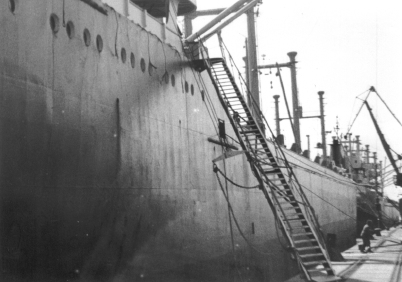 Photo von dem Autoschiff MS JOHANN SCHULTE im Emder Hafen. 1967.
