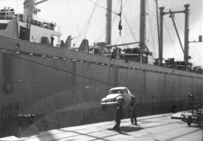 Photo von einem in Emden bei VW hergestellten VW-Käfer, der auf das Schiff JOHANN SCHULTE verladen wird und dann in die USA gebracht werden soll. 1967. Photo: Erwin Thomasius.