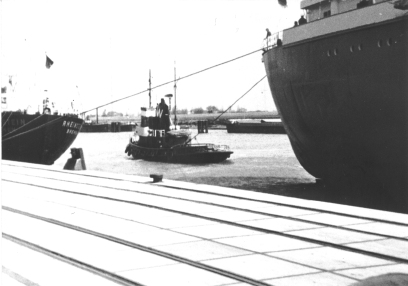 Photo von einem Schiff, kurz vorm Auslaufen aus dem Emder Hafen, aus dem Jahr 1967. Links die RHEINSTEIN BREMEN.