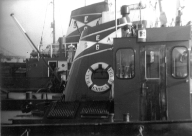 Schleppschiffe helfen Schiffen im Jahr 1967 beim Auslaufen aus dem Emder Hafen.