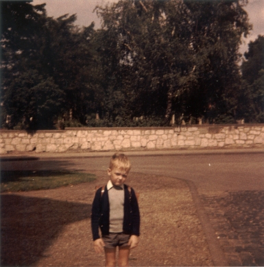 Farbphoto von der Sprengerstraße Ecke Struckmannstraße in Hildesheim in Niedersachsen aus dem Jahr 1967: Ein Junge an seinem ersten Schultag mit Tornister auf dem Rücken.