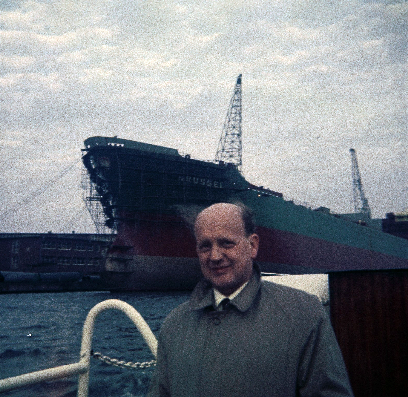 Farbfoto: Rudolf Thomasius senior im Emder Hafen auf einem Hafenrundfahrtsboot vor dem Dampfer BRUSSEL im Jahre 1967. Fotograf: Erwin Thomasius.