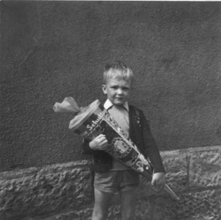 Schwarz-Weiss-Photo aus dem Jahr 1967 von einem Jungen am Tage seiner Einschulung in die Hohnsenschule in Hildesheim in Niedersachsen mit Zuckertüte.