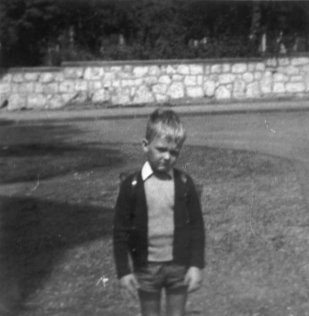 Schwarz-Weiss-Photo von der Sprengerstraße Ecke Struckmannstraße in Hildesheim in Niedersachsen aus dem Jahr 1967: Ein Junge an seinem ersten Schultag mit Tornister.