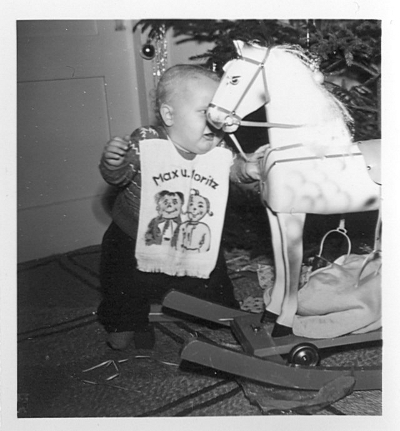 Schwarz-Weiß-Foto: Ein Schaukelpferd Silvester im Jahre 1954. Fotografin: I.O.