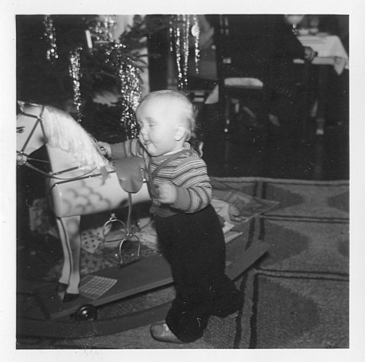 Schwarz-Weiß-Foto: Ein Schaukelpferd Silvester im Jahre 1954. Fotografin: I.O.