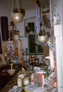 Farbphoto von der Küche von Kim Hartleys Atelier in dem Bezirk Neukölln in Berlin im Jahr 2003. Photo: Kim Hartley.