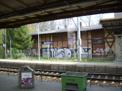 Farbfoto: Blick auf den Bahnhof in Bad Kösen vom von Halle nach Weimar fahreden Zug aus am Sonntag, dem 22. April im Jahre 2012. Fotograf: Bernd Paepcke.