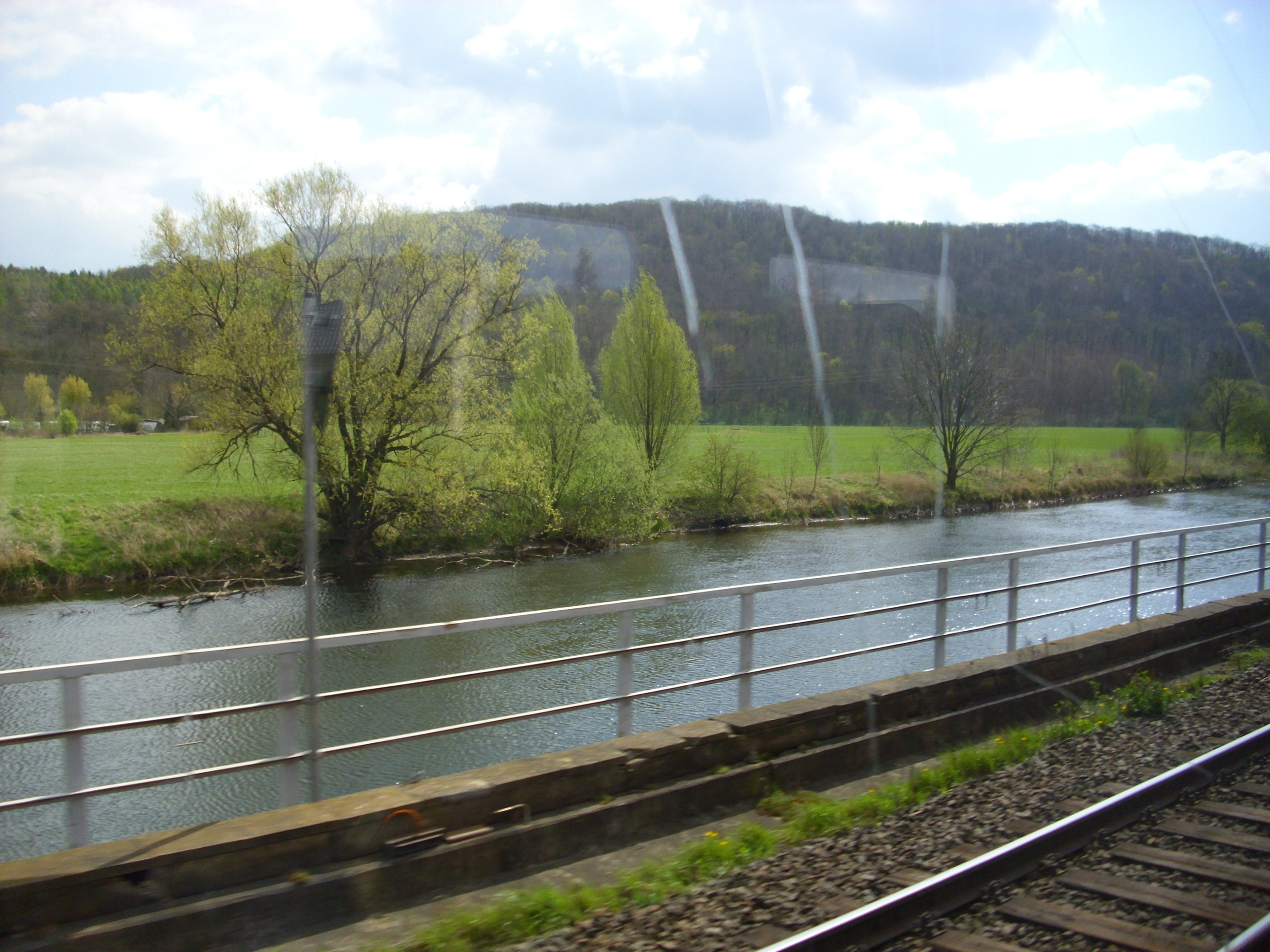 Farbfoto: Blick aus der fahrenden Eisenbahn auf die Saale im Saaletal bei Bad Kösen am Sonntag dem 22. April im Jahre 2012. Fotograf: Bernd Paepcke.