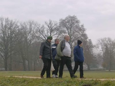 Farbfoto: Vier Berliner gehen im Park von Fürst Pückler - Muskau im Muskauer Park im November 2011 spaziern. Fotograf: Ralph Ivert.