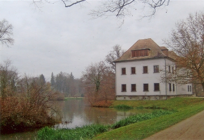 Farbfoto: Das Alte Schloss im von Fürst Pückler angelegten Park in Bad Muskau im November des Jahres 2011. Fotograf: Ralph Ivert.