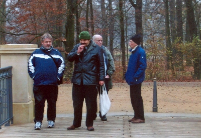 Farbfoto: Drei Berliner auf einer Brücke in dem Park des Fürsten Pückler - Muskau in Bad Muskau im November 2011. Fotograf: Ralph Ivert.