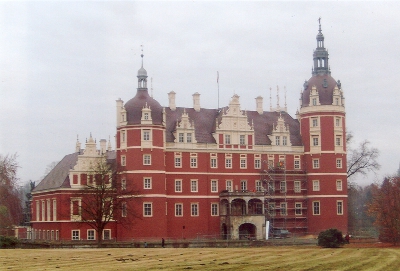 Farbfoto: Das Neue Schloss im von Fürst Pückler angelegten Park in Bad Muskau im November des Jahres 2011. Fotograf: Ralph Ivert.