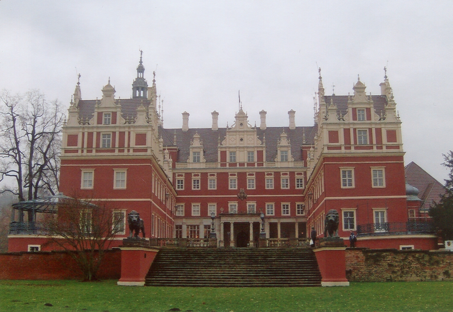 Farbfoto: Blick auf die Schlossrampe am Neuen Schloss im Fürst-Pückler-Park in Muskau im November des Jahres 2011. Fotograf: Ralph Ivert.