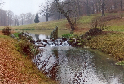 Farbfoto: Der Eichseewasserfall mit Findling im Park von Fürst Pückler - Muskau im Muskauer Park im November 2011. Fotograf: Ralph Ivert.