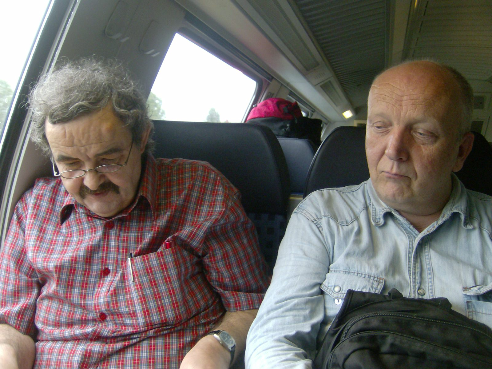 Farbfoto: Ekki ... und Erwin Thomasius in der Eisenbahn bei ihrer Eisenbahnreise von Berlin nach Goslar im August des Jahres 2011. Fotograf: Ralph Ivert.