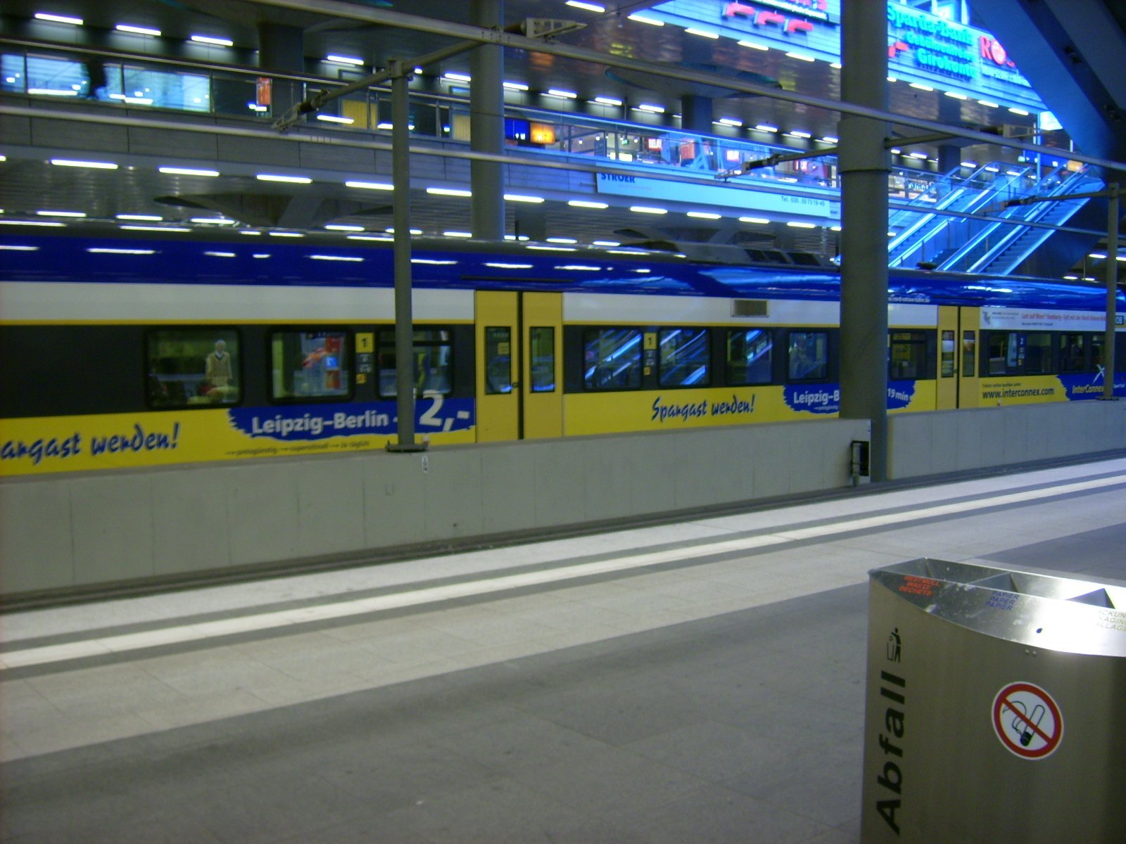 Farbphoto aus dem Tiefgeschoss des Berliner Hauptbahnhofs im Juni 2009. Blick auf einen InterConnex Eisenbahnzug der privaten Konkurrenz der Deutschen Bahn DB. Photograph: Bernd Paepcke.