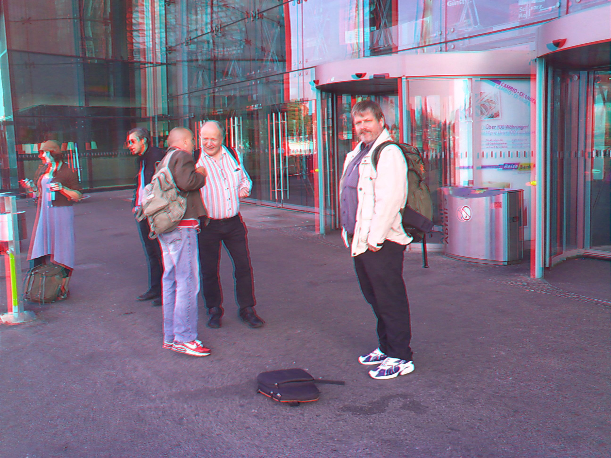 Dreidimensionales Farbfoto von vor dem Berliner Hauptbahnhof im Jahre 2011. Auf dem Foto in der Bildmitte unten: Ein echter Rucksack von Ikea aus dem Jahre 2011. Fotograf: Kim Hartley.