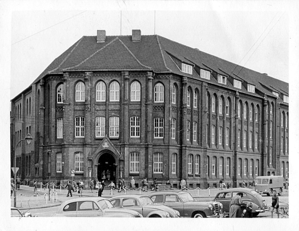 Schwarz-Weiß-Photo von der Bahnhofsschule in Hildesheim aus dem Jahr 1960