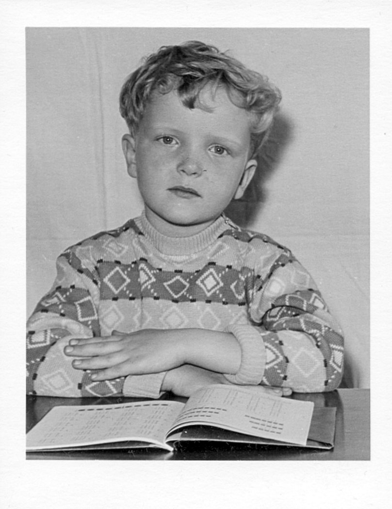 Erwin Thomasius in der seinem ersten Schuljahr in der Bahnhofsschule in Hildesheim vor seinem Rechenbuch im Jahr 1960.