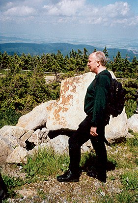 Farbphoto: Im Bildvordergrund: Erwin Thomasius auf dem Brocken im Harz am 21. Juni 2008. Bildhintergrund: Blick Richtung Hildesheim. Photograph: Dr.A.B.