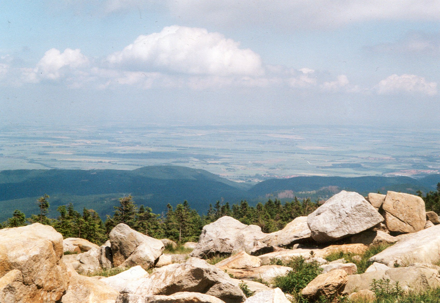 Farbphoto: Blick vom Brocken im Harz am 21. Juni 2008. Photo: Dr.A.B..