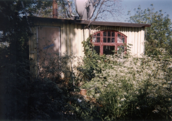 Photo: Ein Haus mit Satellitenschüssel in Christiania im Mai 2002. Copyright by jen.
