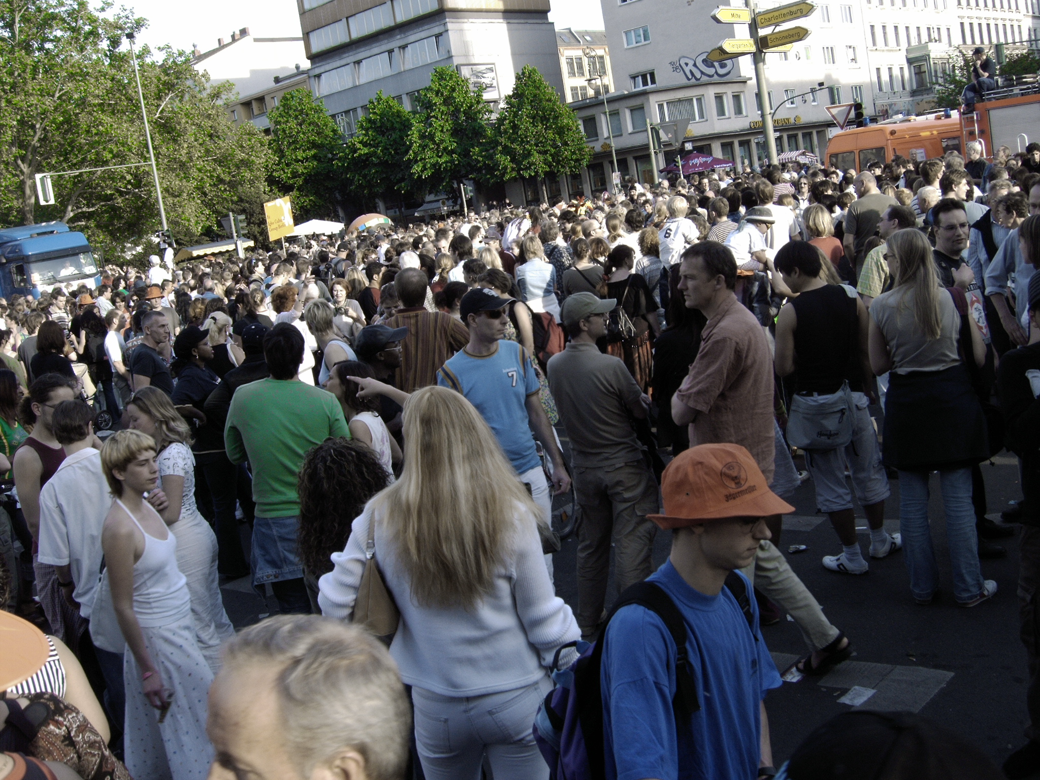 Photo vom Karneval der Kulturen am  30. Mai 2004 in Kreuzberg in Berlin (Germany). Copyright by Kim Hartley.