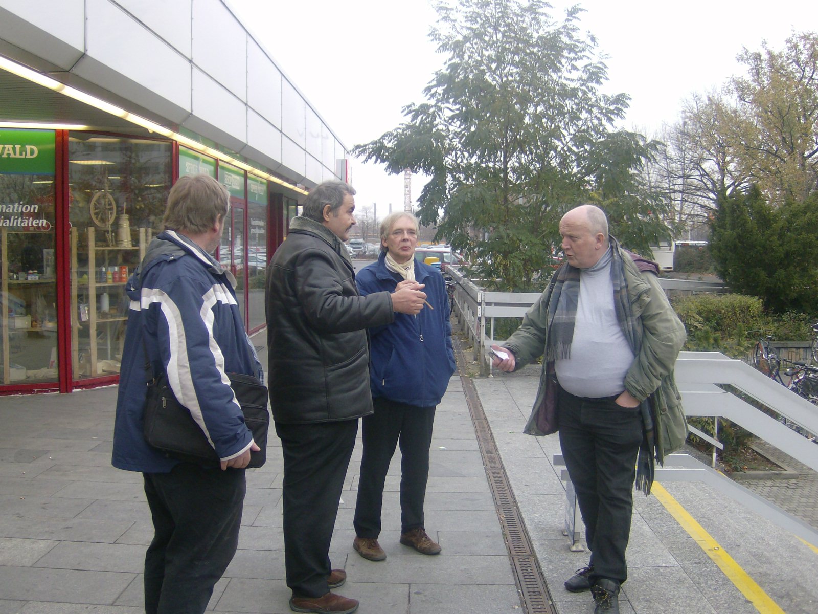 Farbfoto: Vor dem Bahnhof in Cottbus im November des Jahres 2011. Von links nach rechts: ..., ..., Martin Sauerborn und Erwin Thomasius. Fotograf: R.I.