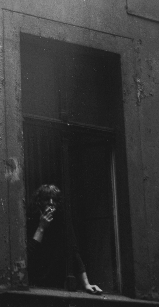 Schwarz-Weiß-Foto: Erwin Thomasius guckt im Jahr 1973 aus einem Fenster seiner Einraumwohnung hinaus. Diese Einraumwohnug lag im Quergebäude in einem Hinterhof in der Crellestraße im Bezirk Schöneberg in Berlin (West).