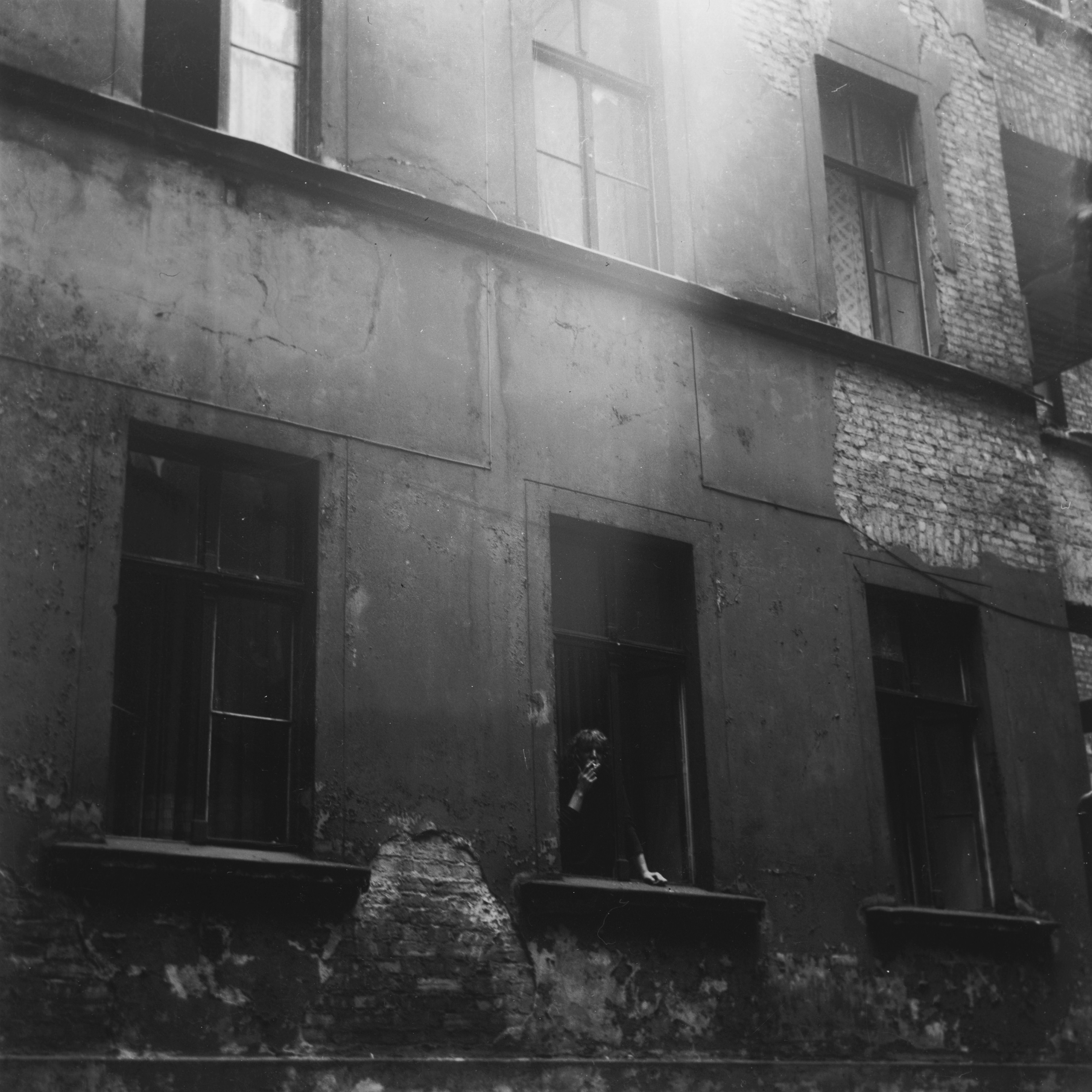 Schwarz-Weiß-Foto: Ein Hinterhaus in der Crellestraße im Bezirk Schöneberg in Berlin(West) im Jahre 1973. Aus seinem Fenster guckt Erwin Thomasius.