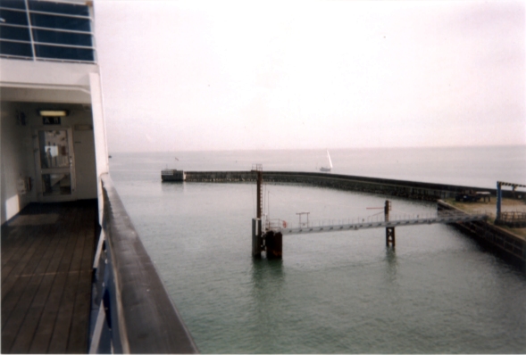 Farbphoto: Im Hafen von Gedser in Dänemark. Blick von der Gedser in Dänemark mit Warnemünde/Rostock in Deutschland verbindenden Fähre aus. Mai 2002. Copyright by jen.
