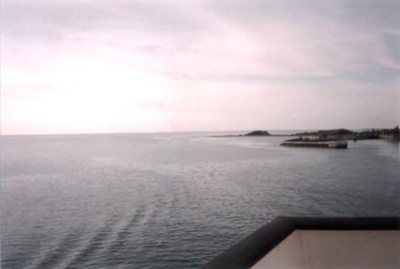 Farbphoto: Blick von der Fähre,  die Gedser gerade Richtung Rostock/Warnemünde verlassen hat, auf die Ostsee und auf die Dänische Küste. An einem Montagabend im Mai 2002. Copyright by jen.
