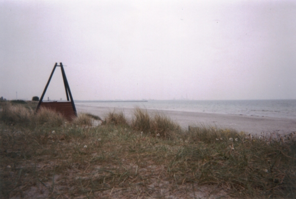 Photo: Eine Düne und der Sandstrand im Ishoj Strandpark bei Kopenhagen und dahinter die Ostsee. Mai 2002. Copyright by jen.