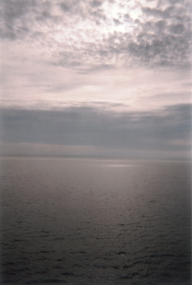 Farbphoto: Blick auf die Ostsee von der von Gedser in Dänemark nach Rostock-Warnemünde in Deutschland fahrenden Fähre aus. Mai 2002. Copyright by jen.