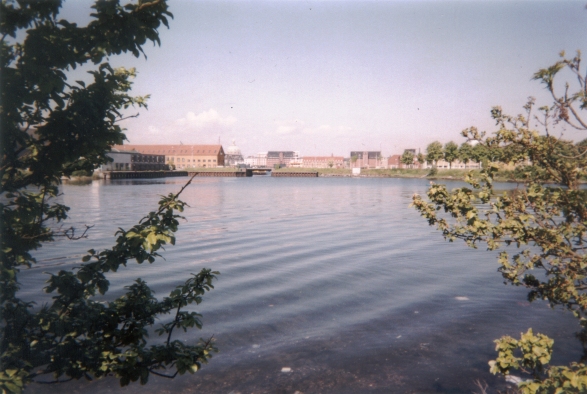 Photo: Blick vom westlichen Ufer an der Straße Refshalevej auf das im Westen gegenüberliegende Ufer. Mai 2002. Copyright by jen.