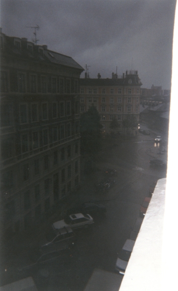 Farbphoto: Blick in die Straße Helgolandsgade im Stadtteil Vesterbro in Kopenhaben in Dänemark bei Nacht und Regen. Mai 2002. Copyright by jen.