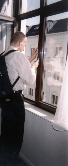 Farbphoto: Erwin Thomasius schaut aus dem Fenster auf die Straße Helgolandsgade in dem Stadtteil Vesterbro in Kopenhagen in Dänemark im Mai 2002. Copyright by jen.