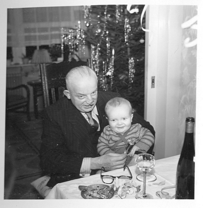 Schwarz-Weiß-Foto: Silvester im Jahr 1954.