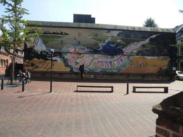 Farbfoto: Das Gemaelde Kampf ums Wasser an dem Bunker in der Kirchstraße / Ecke Pelzerstraße in Emden im Juli des Jahres 2014. Fotografin: I.O.