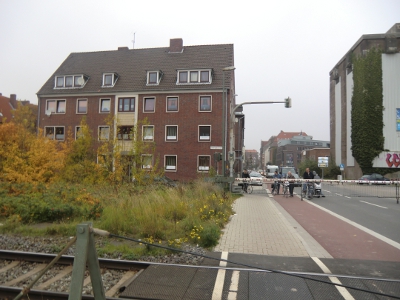 Farbfoto: Die eingleisige Bahnstrecke von Leer nach Emden  Hauptbahnhof kreuzt die Nesserlander Straße in Emden. Im Oktober des Jahres 2012. Foto: Erwin Thomasius.